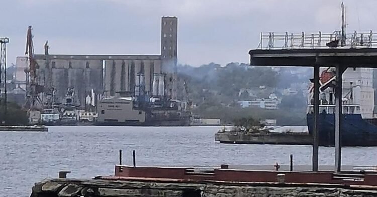 Photo of the day: Regla’s dump is back to work, after the arrival of Russian oil