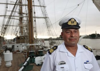 No conocía el mar cuando eligió ser marino y ya dio nueve vueltas al mundo en la Fragata Libertad