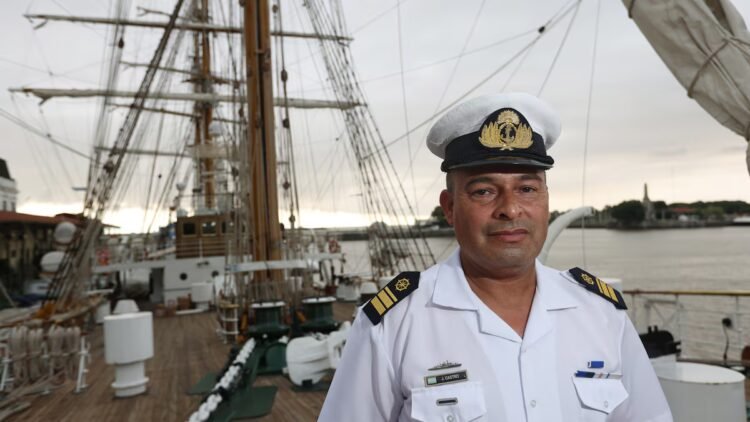 No conocía el mar cuando eligió ser marino y ya dio nueve vueltas al mundo en la Fragata Libertad