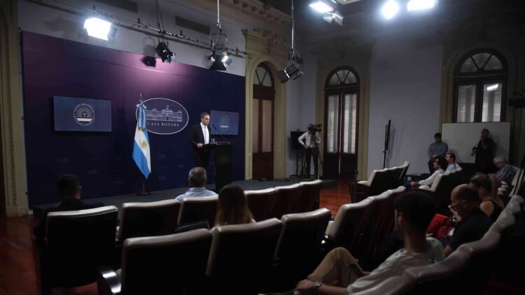 The Government prohibited access to accredited journalists from the media that published articles on the campaign against Milei