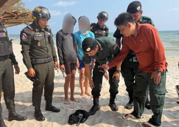 Gas-powered gun discovered at Ochheuteal beach in Sihanoukville