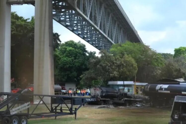 Explosion under the Americas Bridge