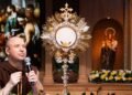 The phenomenon of the influencer friar that revolutionized a neighboring country