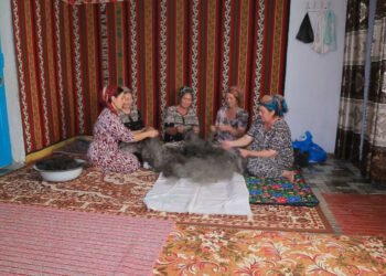 Where they spin warmly: How the craftswomen from Ashta preserve the ancient craft