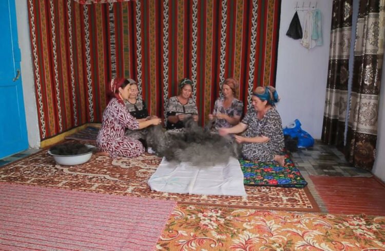 Where they spin warmly: How the craftswomen from Ashta preserve the ancient craft