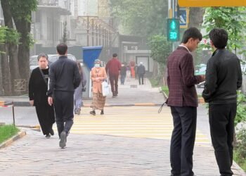Where can you monitor air cleanliness in Tajikistan online?