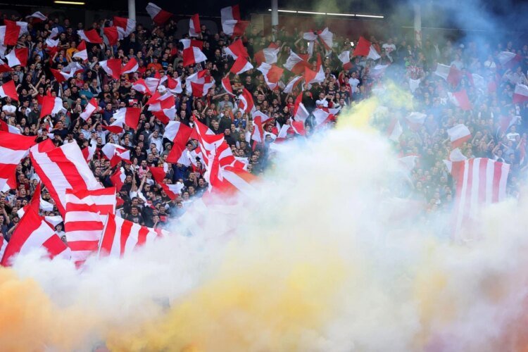 Slobodna Dalmacija – Delije burned Croatian flags and sang songs by Croatian singers at the derby
