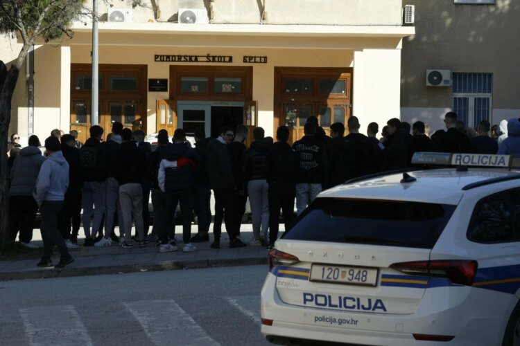 Slobodna Dalmacija – Is he happier than with his daughters in Sephora while she is at school