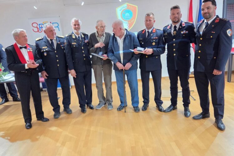 Slobodna Dalmacija – The two living founders also arrived at the celebration of the 75th anniversary of DVD Supetar. A special honor was given to temporary firefighters