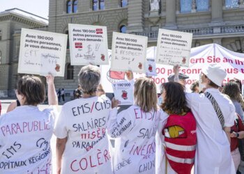 Petition demands better conditions for Swiss nurses