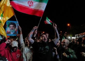 Iran closes Strait of Hormuz again in response to Israeli attacks in Lebanon, threatening ceasefire
