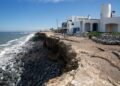 “The sea is already against the cliffs”: erosion worsens in a natural paradise and puts spas and residences at risk