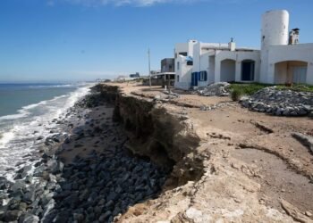 “The sea is already against the cliffs”: erosion worsens in a natural paradise and puts spas and residences at risk