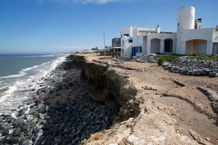 “The sea is already against the cliffs”: erosion worsens in a natural paradise and puts spas and residences at risk