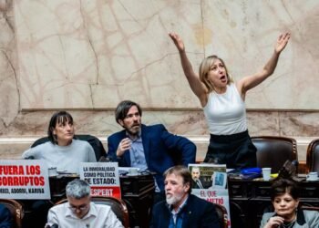 The opposition sought to corner Adorni and threatens with an interpellation to vote on a motion of censure
