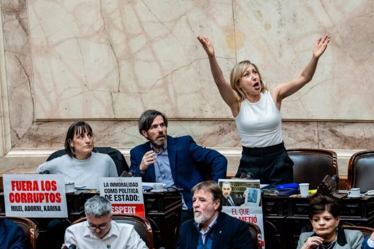 The opposition sought to corner Adorni and threatens with an interpellation to vote on a motion of censure