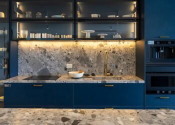 Natural stone was the main protagonist of the most impressive settings of the Living Experience