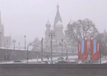 VIDEO/ Bad weather hits Russia, snowstorms invade Moscow, broken trees and canceled flights! Check out the footage