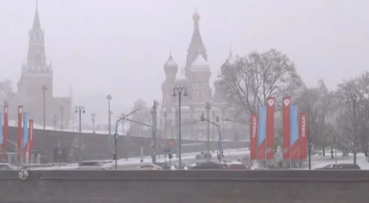 VIDEO/ Bad weather hits Russia, snowstorms invade Moscow, broken trees and canceled flights! Check out the footage