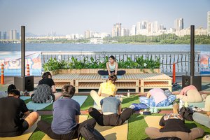Come enjoy a car-free Hangang bridge