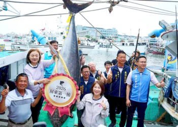 First bluefin tuna of season sells for record NT$10,600 per kg in Pingtung