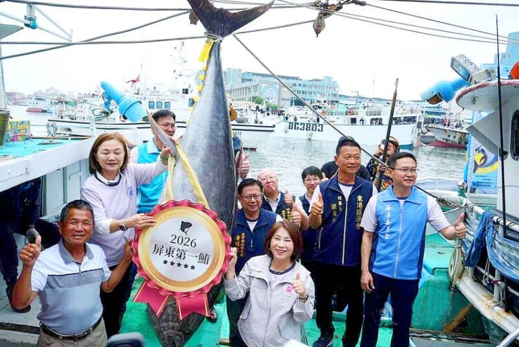 First bluefin tuna of season sells for record NT$10,600 per kg in Pingtung