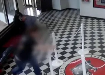 The impressive video of a school principal in the US who neutralized an attacker who was going to carry out a shooting