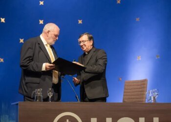 Pablo Atchugarry was awarded an honorary doctorate by the Catholic University of Uruguay