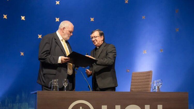 Pablo Atchugarry was awarded an honorary doctorate by the Catholic University of Uruguay