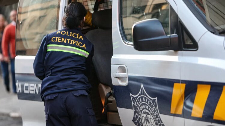 A woman who was missing was found dead in a cistern: her partner is detained and being investigated