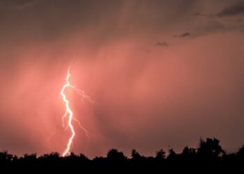 Lightning killed a teenager inside her home in Amazonas
