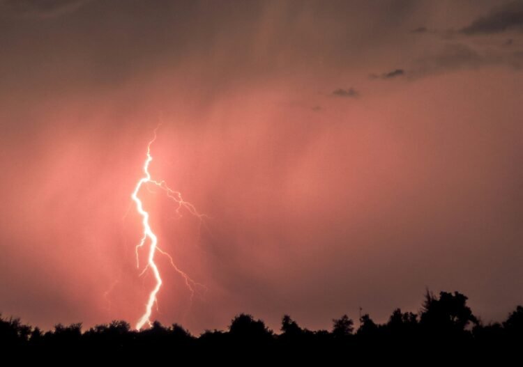 Lightning killed a teenager inside her home in Amazonas