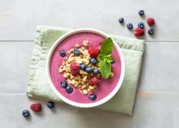 Red fruit smoothie bowl recipe on Foodit