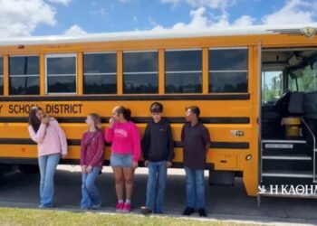 “They saved my life”: Students stopped a school bus on a highway when the driver fainted