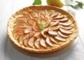 Warm pear and puff pastry cake. The easy recipe that works at tea time and perfumes your entire houseBy Ana D’Onofrio