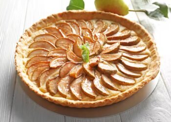 Warm pear and puff pastry cake. The easy recipe that works at tea time and perfumes your entire houseBy Ana D’Onofrio