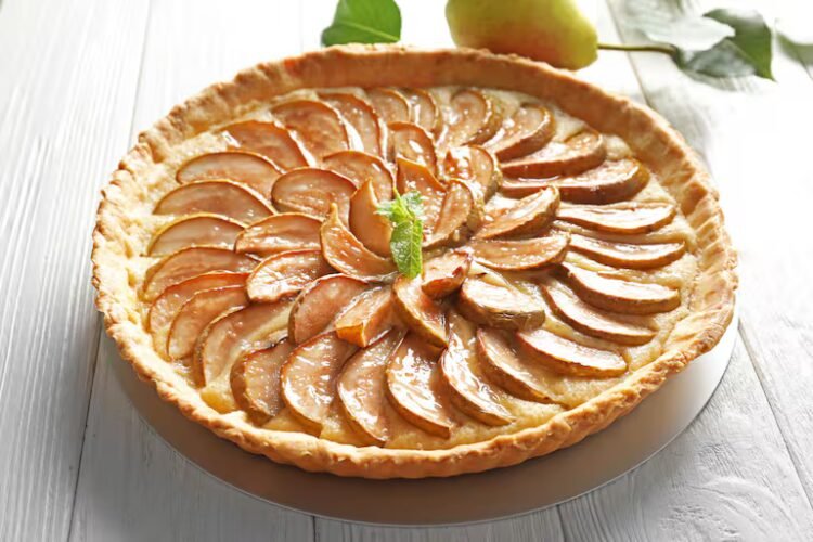 Warm pear and puff pastry cake. The easy recipe that works at tea time and perfumes your entire houseBy Ana D’Onofrio
