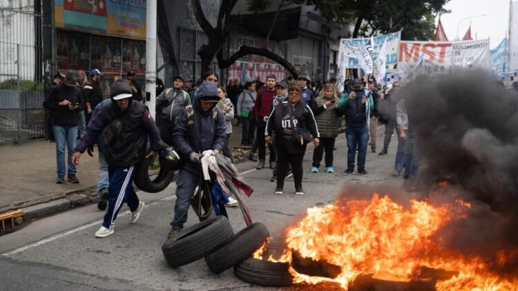 Tension in Avellaneda and on the Saavedra bridge due to a protest by picketers