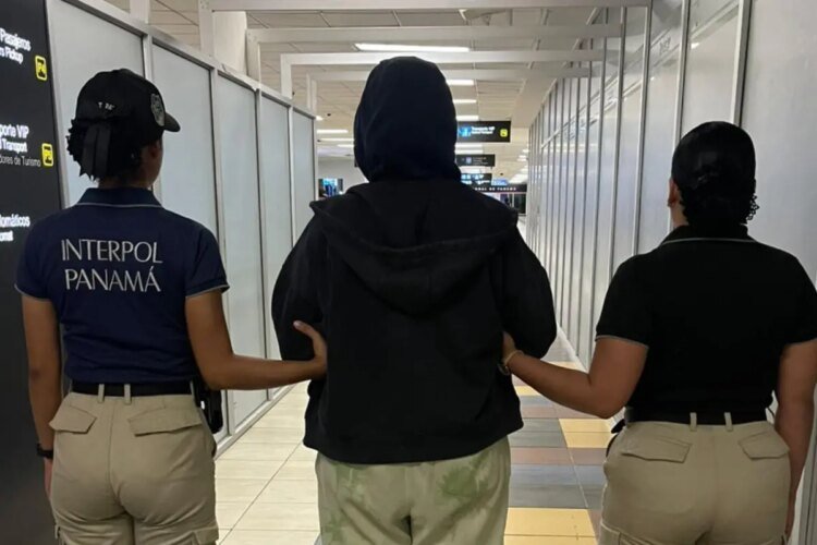 Interpol Panama captures a woman at the Tocumen Airport with a red alert for homicide in the United States