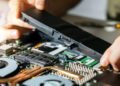 Can a laptop be used without a battery?