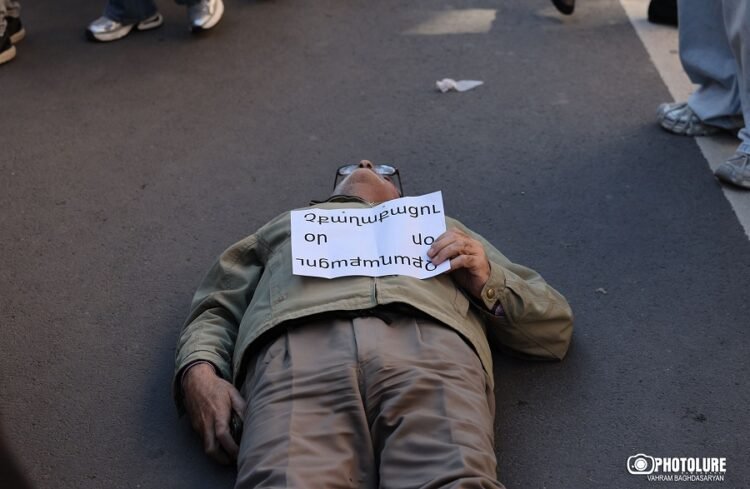 Gaspari, who was lying down, and the citizen who argued with Alen Simonyan were taken into custody