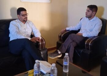 The Dean of Tafariti University receives a doctoral researcher from the University of Jaume 1