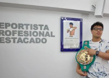 Lester Martínez enters the Hall of Excellence of the Palacio de los Deportes after his world boxing title