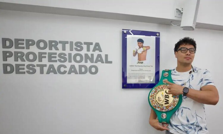 Lester Martínez enters the Hall of Excellence of the Palacio de los Deportes after his world boxing title