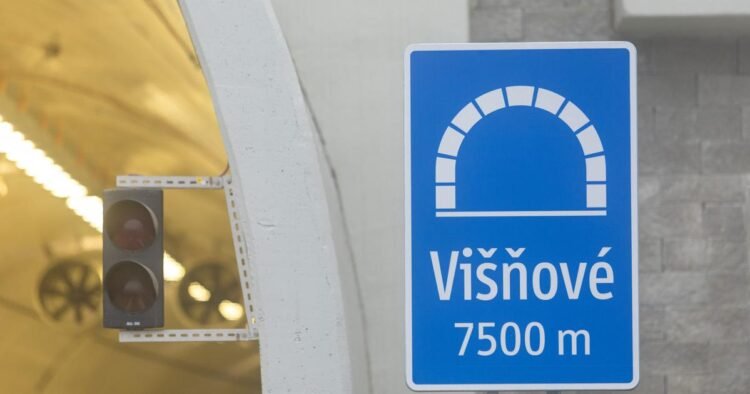 The Višňové tunnel will be closed for two weeks. Transport returns under Strečno – SME