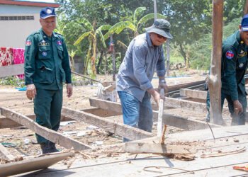 Banteay Meanchey authorities help repair residents’ homes damaged by strong winds