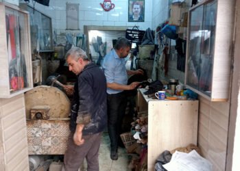 Al-Sabah News newspaper – The mill is turning again.. The craft of knife sharpening is reviving as Eid Al-Adha approaches