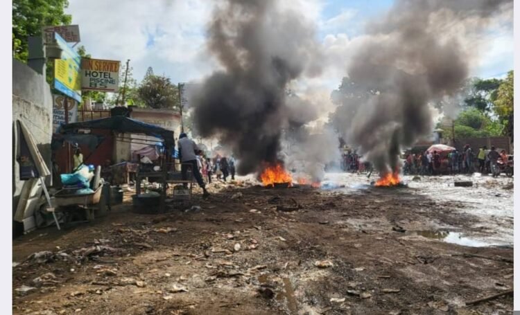Cap-Haïtien under tension: protests, ministerial visit and promises of rapid intervention The Christophian city experienced, this Thursday, a new day of mobilization marked by strong tensions in several neighborhoods, notably at the southern entrance and in certain areas of the eastern entrance to the city.