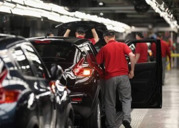 Nissan to lay off 10% of European workforce — Financial Times – Business & Economy