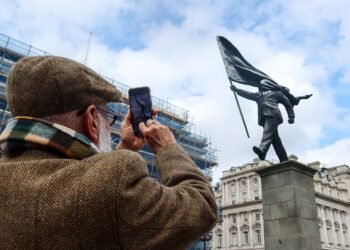 Banksy’s Walking Man in London becomes tourist hotspot – Society & Culture